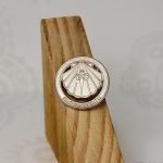 Pin concha com cruz de Santiago
