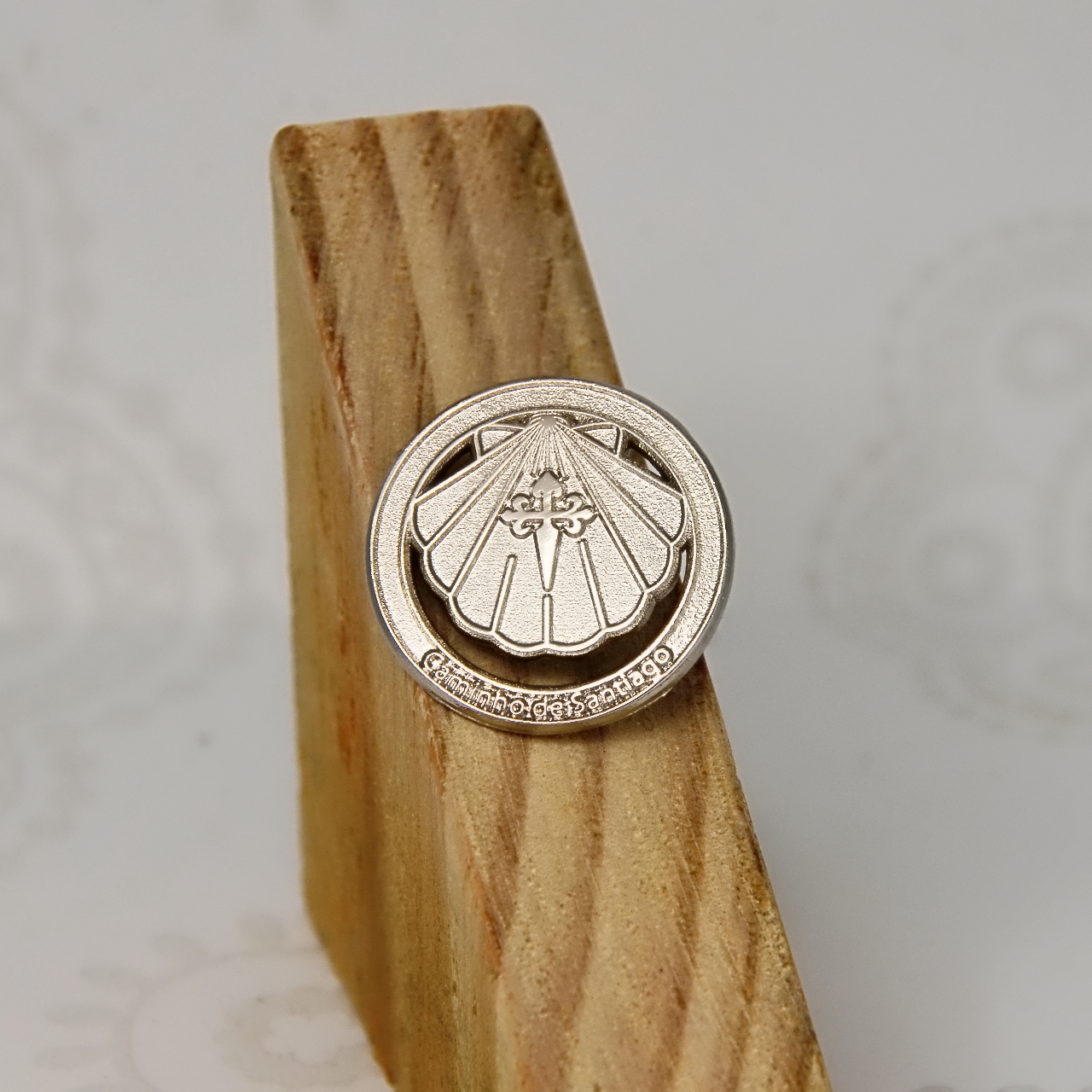 Pin concha com cruz de Santiago