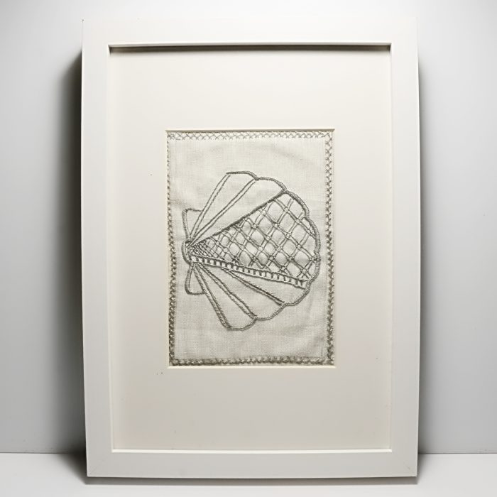 Quadro bordado Concha com Ponte
