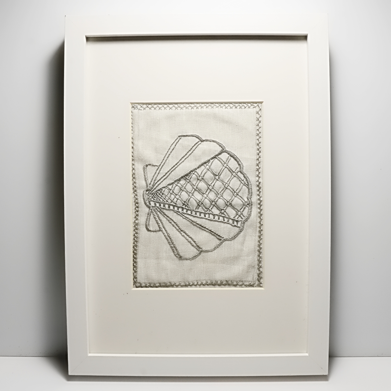 Quadro bordado Concha com Ponte